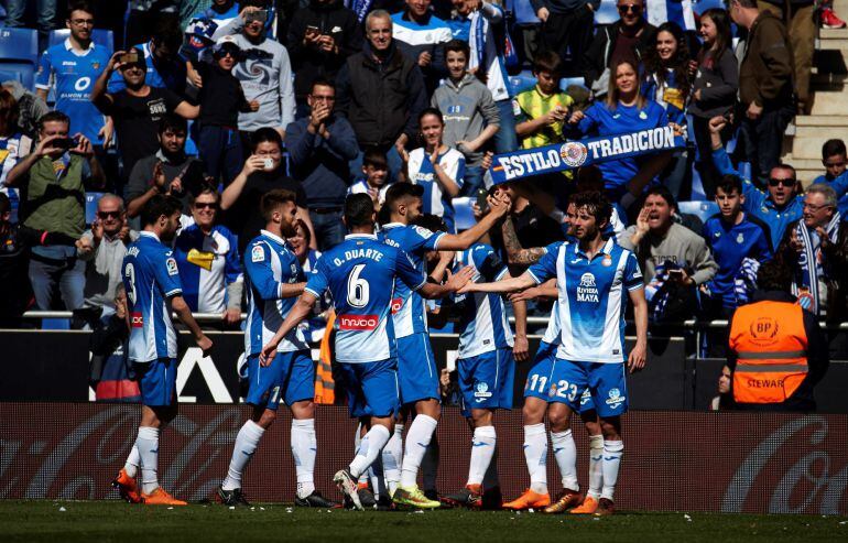 Los jugadores del Espanyol celebran el gol de Gerard Moreno