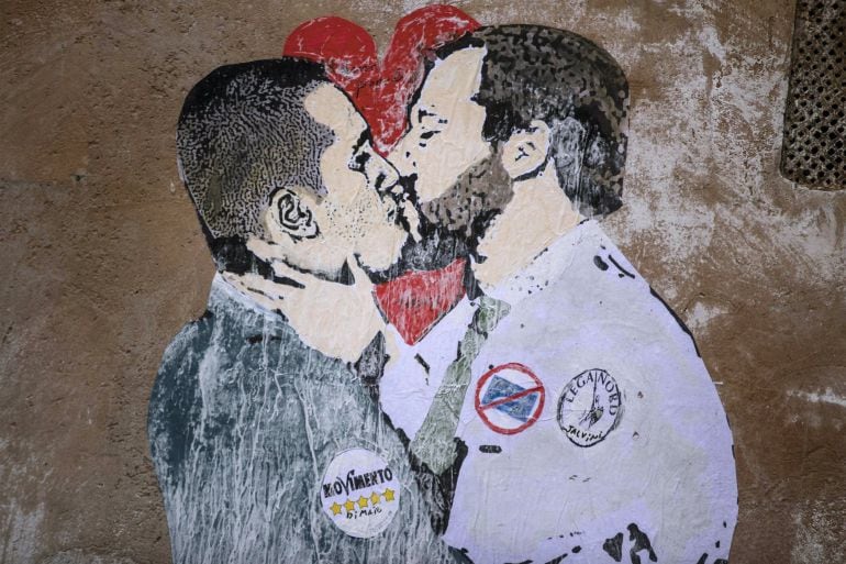 Vista de un mural que representa al líder del M5S, Luigi di Maio (i), besando al líder de la Liga Norte (LN), Matteo Salvini, en una calle en Roma (Italia) hoy, 23 de marzo de 2018. 