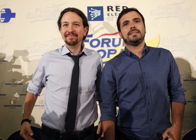 El líder de Podemos, Pablo Iglesias,acompañado por el coordinador federal de Izquierda Unida y compañero de coalición en las proximas elecciones generales, Alberto Garzón,d., antes de intervenir en un desayuno informativo de la tribuna Fórum Europa, a cua