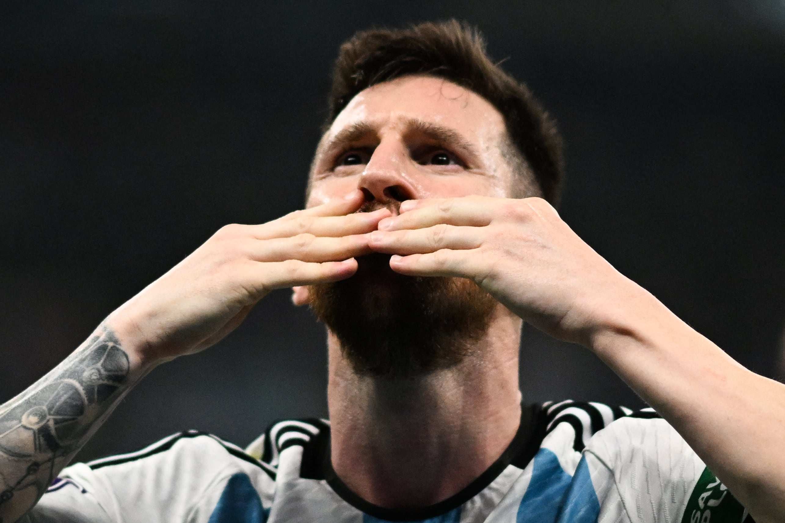 Leo Messi celebra, dirigiéndose a la grada, el 1-0 ante México