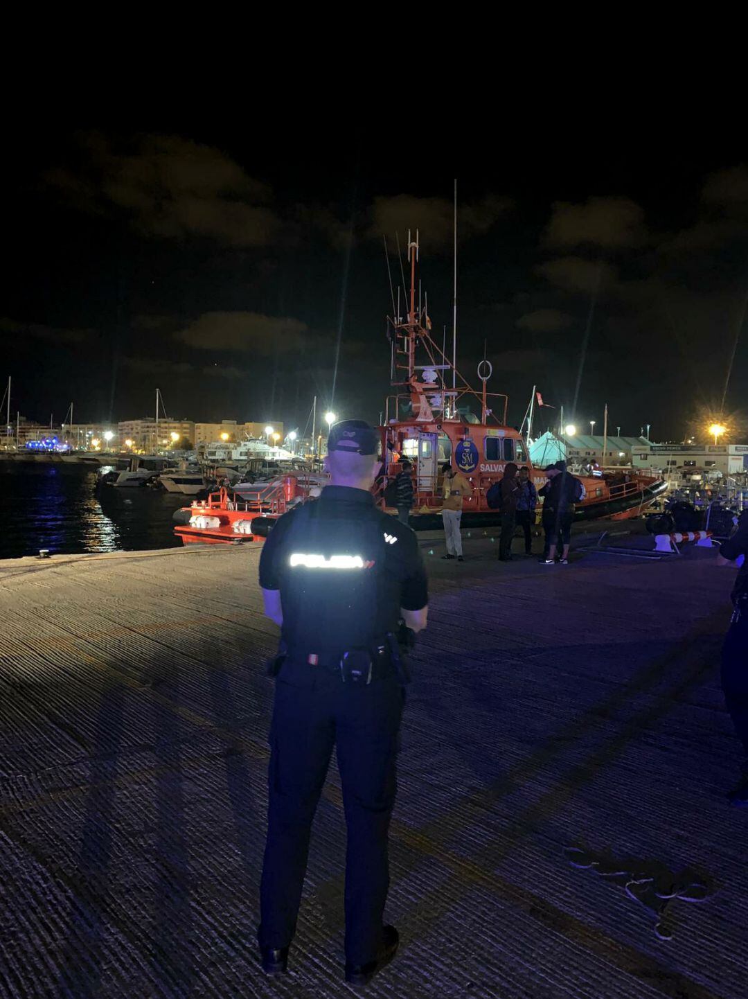 Llegada de los inmigrantes al puerto de ibiza en una embarcacion de Salvamento