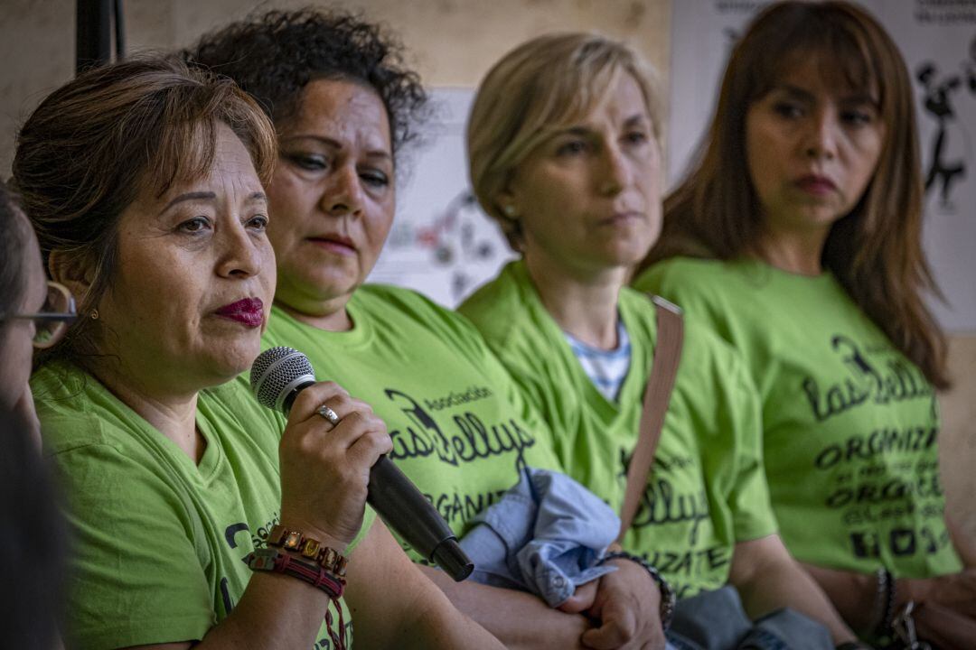 Un grup de portaveus de les "Kellys" durant una assemblea del sindicat