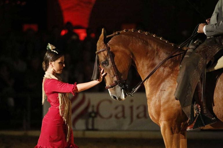 Bailaora y caballo en el espectáculo &quot;Pasión y duende del caballo andaluz&quot;