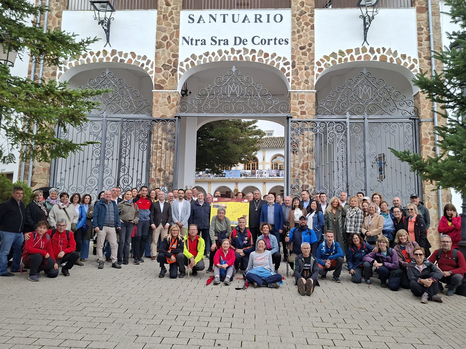 Foto de familia de este proyecto, en el Santuario de Cortes
