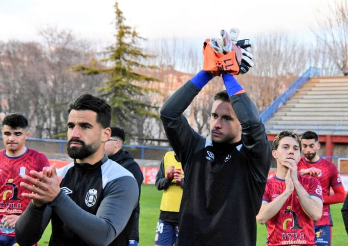 Los jugadores agradecen el apoyo a la afición en el úitimo partido de liga