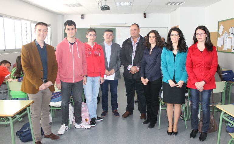 El presidente de la Diputación, Santiago Cabañero, y el director provincial de Educación, Diego Pérez, con los alumnos ganadores