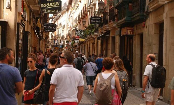 Turistas de visita en una de las concurridas calles de la parte vieja donostiarra