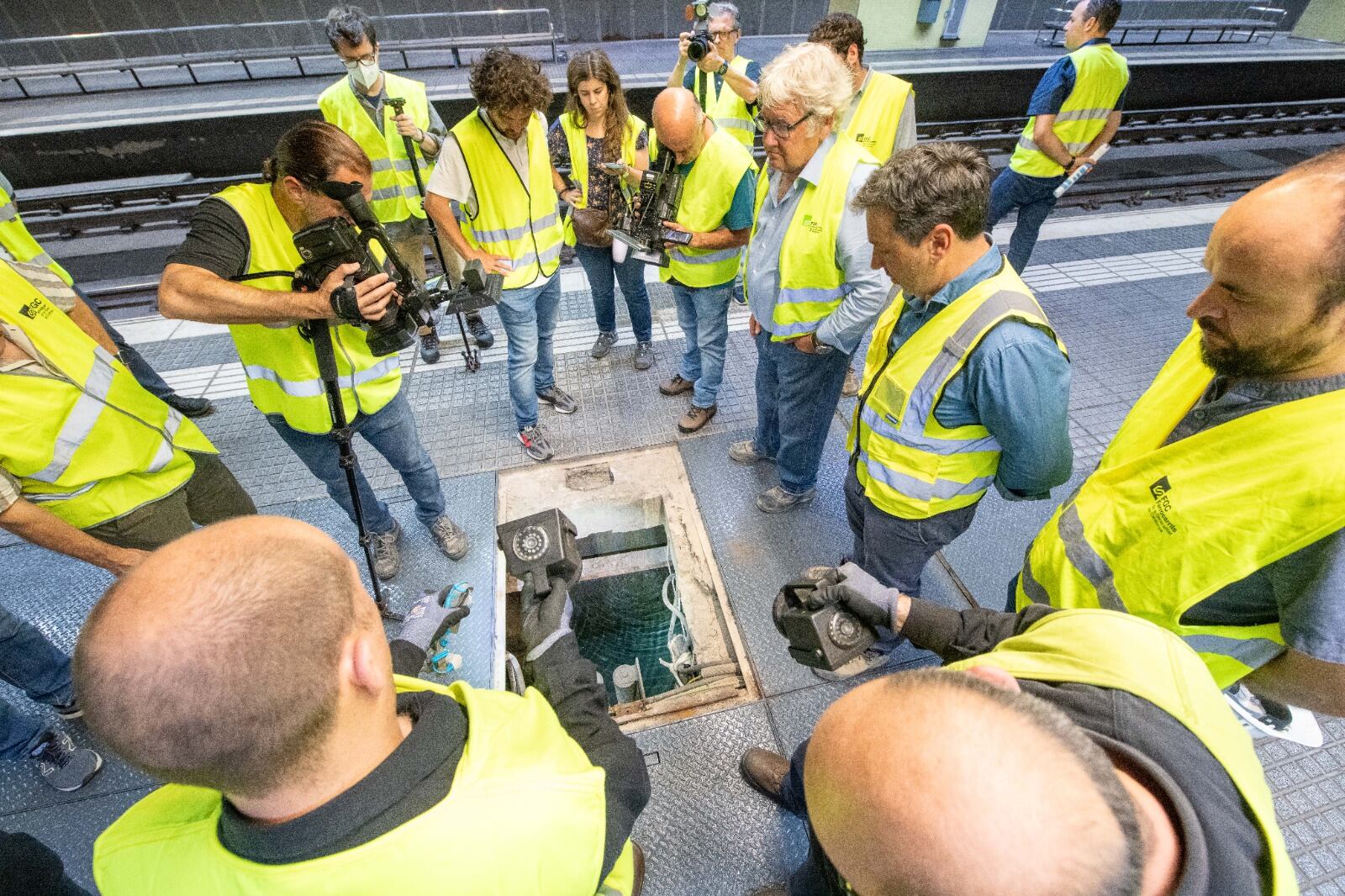 Els responsables de FGC i periodistes durant una visita a les obres de la línia Llobregat-Anoia