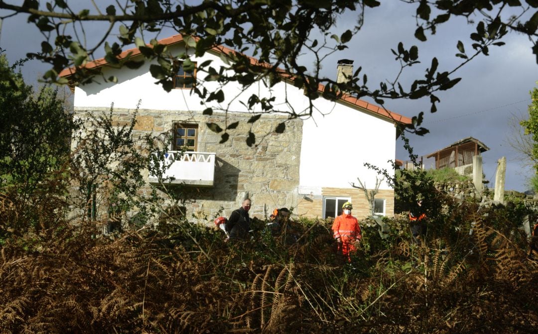 Agentes de la Guardia Civil en las inmediaciones de una finca de Cortegada donde se halló un pie enterrado.