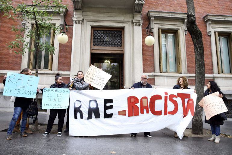 GRA026 MADRID, 07/11/2014.- Integrantes de la Asociación Gitanas Feministas por la Diversidad se concentraron frente a la sede de la Real Academia Española para protestar por la definición que hace de gitano en su última publicación al señalar que se trat