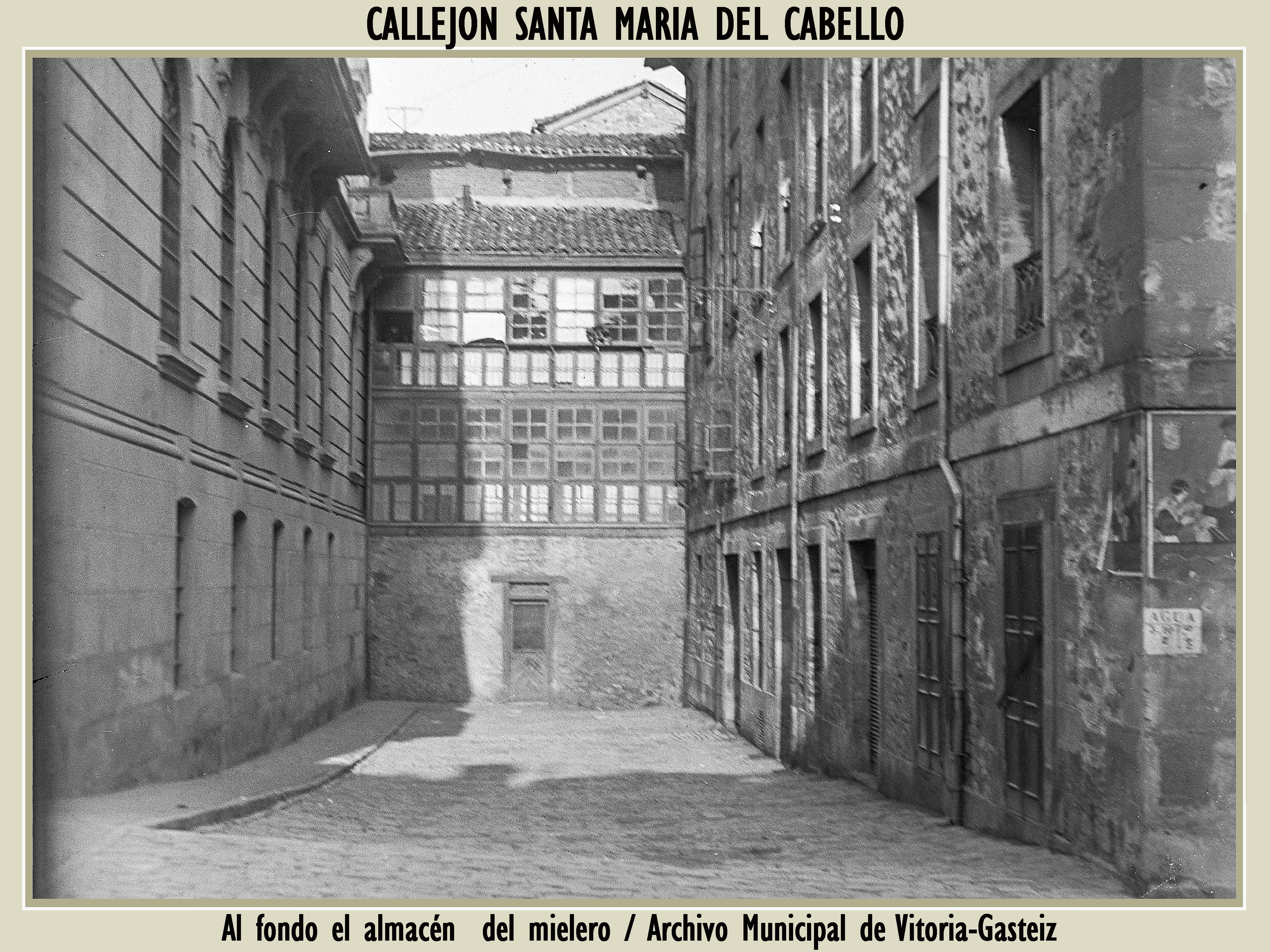 El fondo del callejón donde guardaba las cubetas el mielero / Archivo Municipal