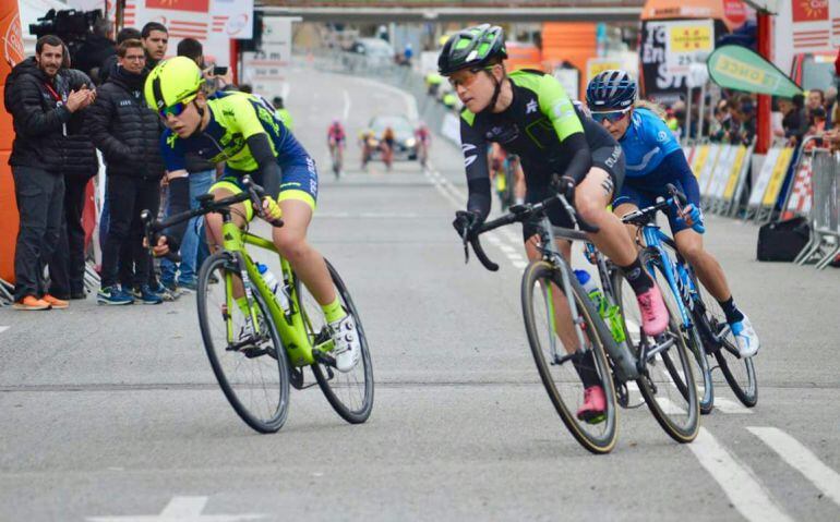 Sara Martín (i) encabezó la prueba tras el último paso por meta junto a la americana Lauren Stephens (Cylance Pro-Cycling) y Lorena Llamas (Movistar Team) -atrás dch.-.