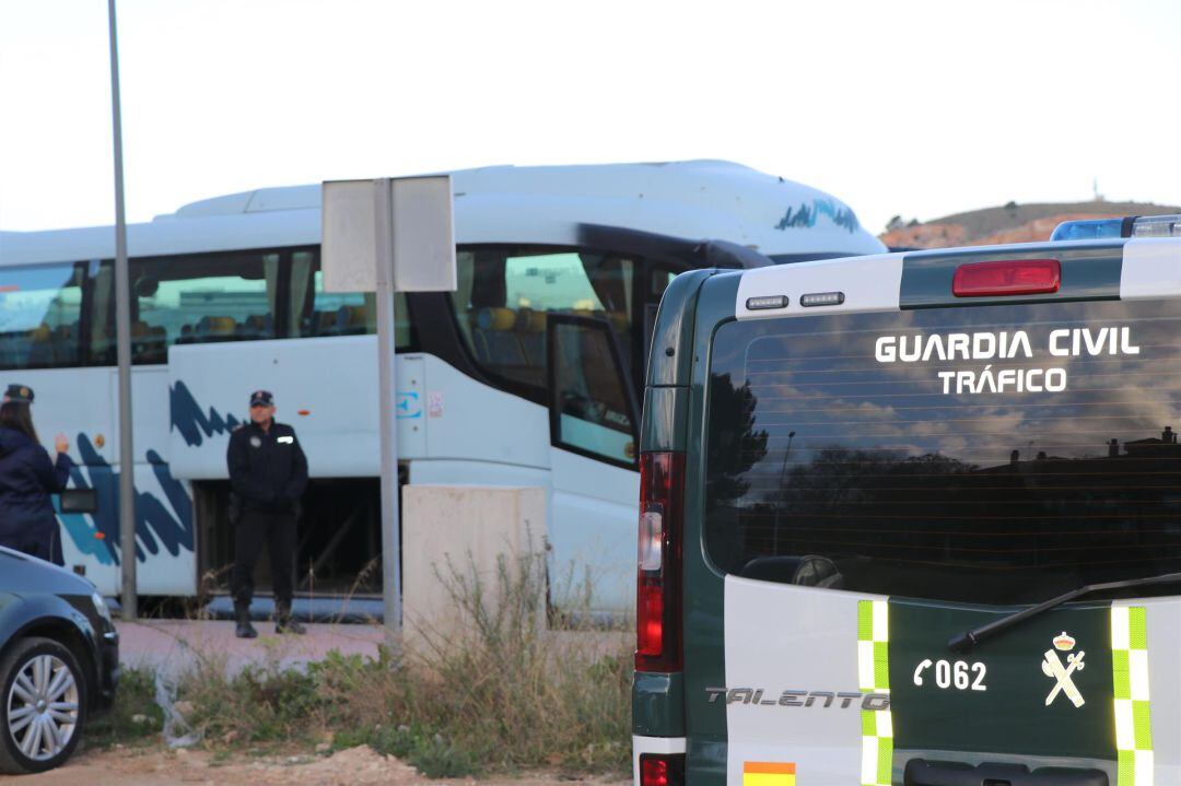 La Guardia Civil de Tráfico controla un autobús