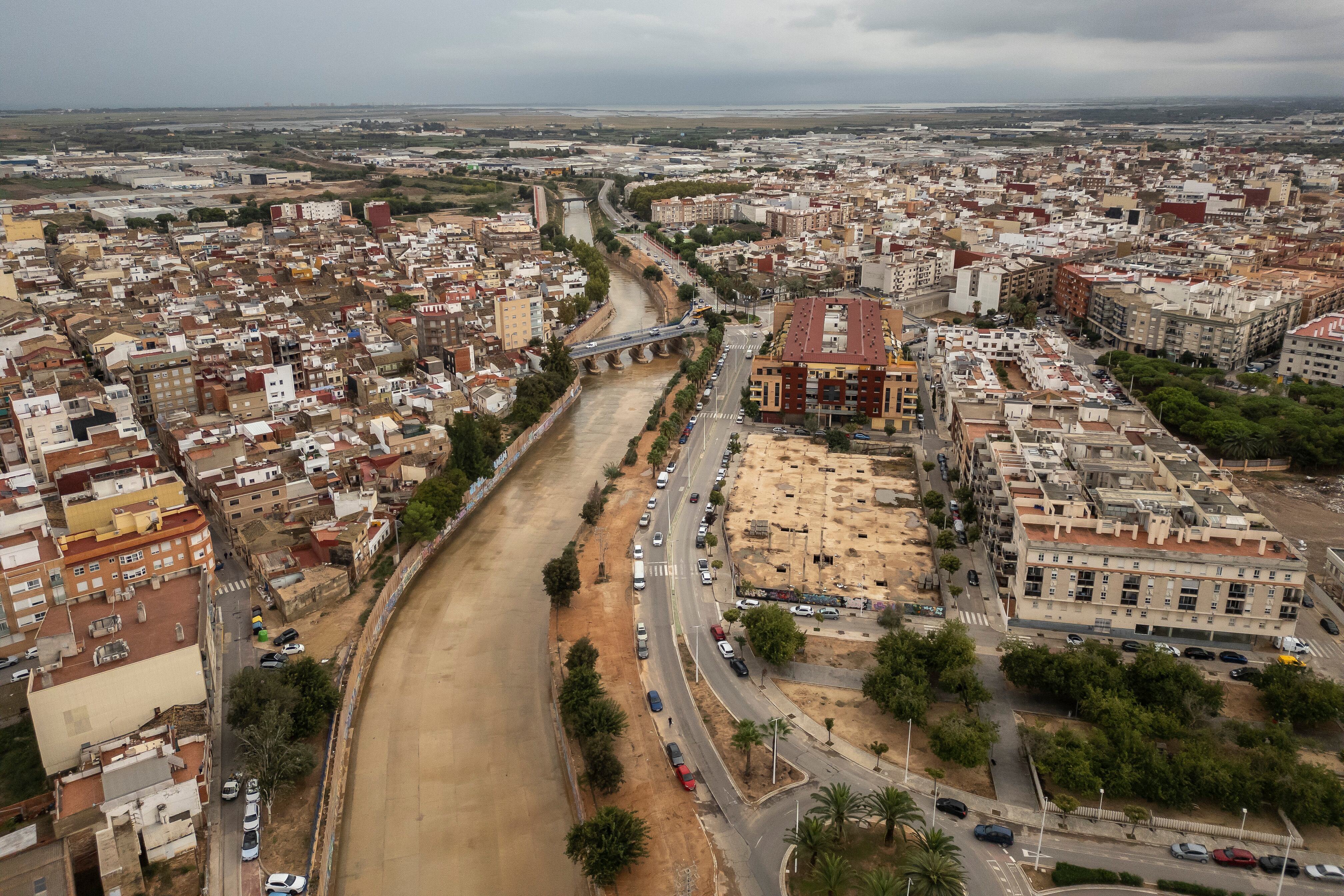Vista general tomada con un dron del barranco del poyo a su paso por Catarroja y Massanasa