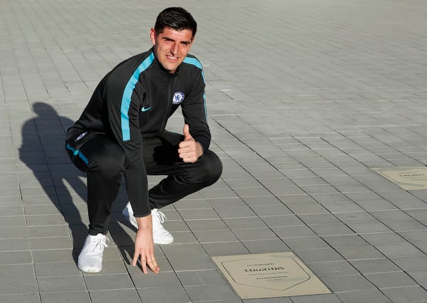 Courtois posa con su placa, durante su estancia en el Chelsea (Atlético de Madrid).