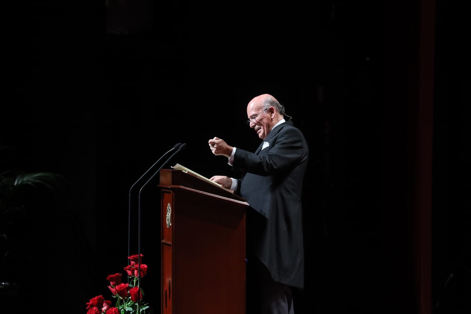 Julio Cuesta, ante el atril del Maestranza en un momento de su Pregón