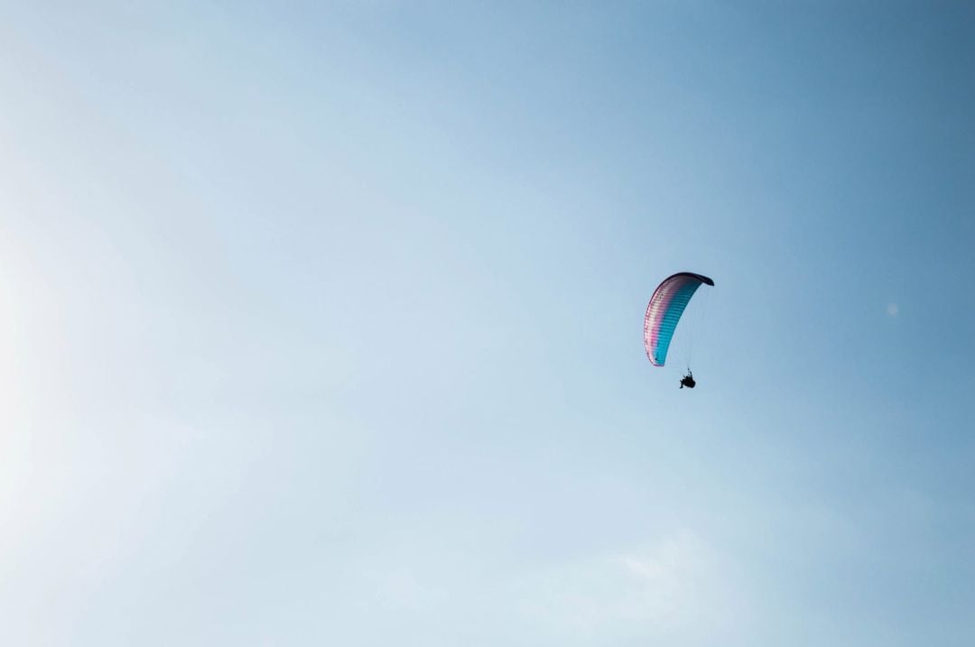 Una persona practica parapente