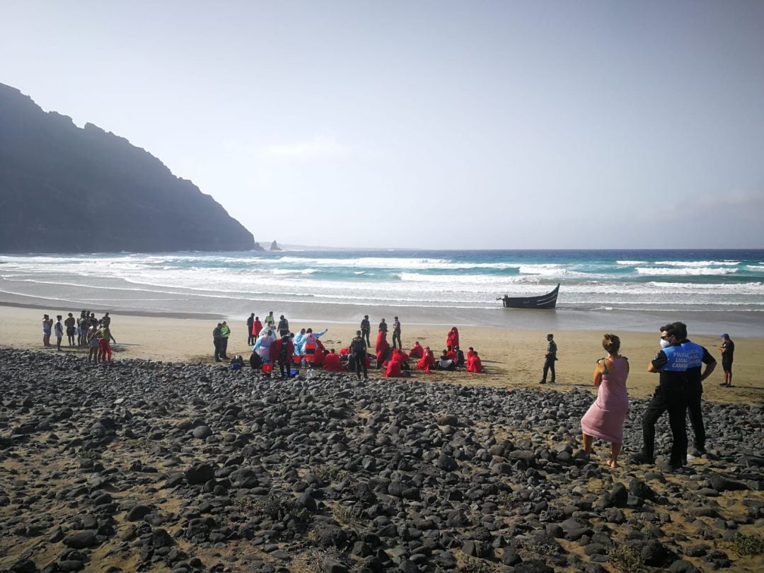 Algunos de los migrantes llegados en la patera que arribó a la playa de La Cantería.