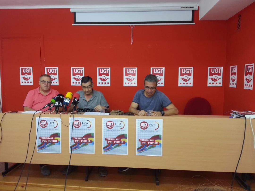 Representants de la UGT durant la roda de premsa on s&#039;ha exposat la denúncia