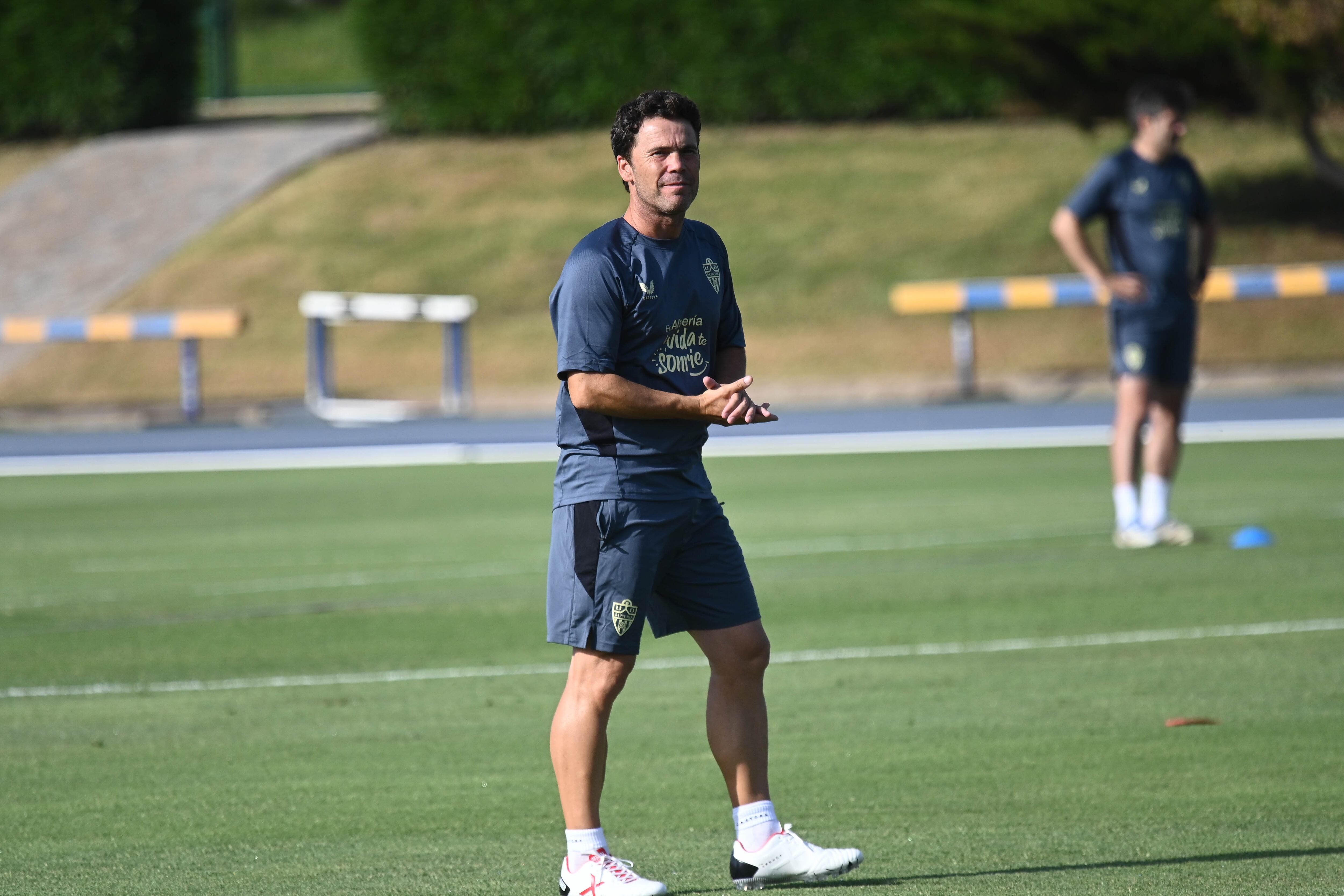 Rubi atento a todo en el campo Anexo del Mediterráneo.