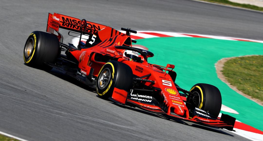 Sebastian Vettel toma una curva en Montmeló