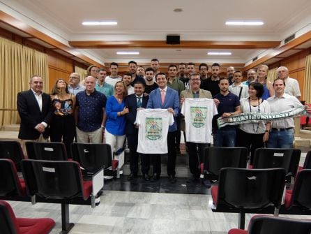 El equipo, recibido en el Ayuntamiento