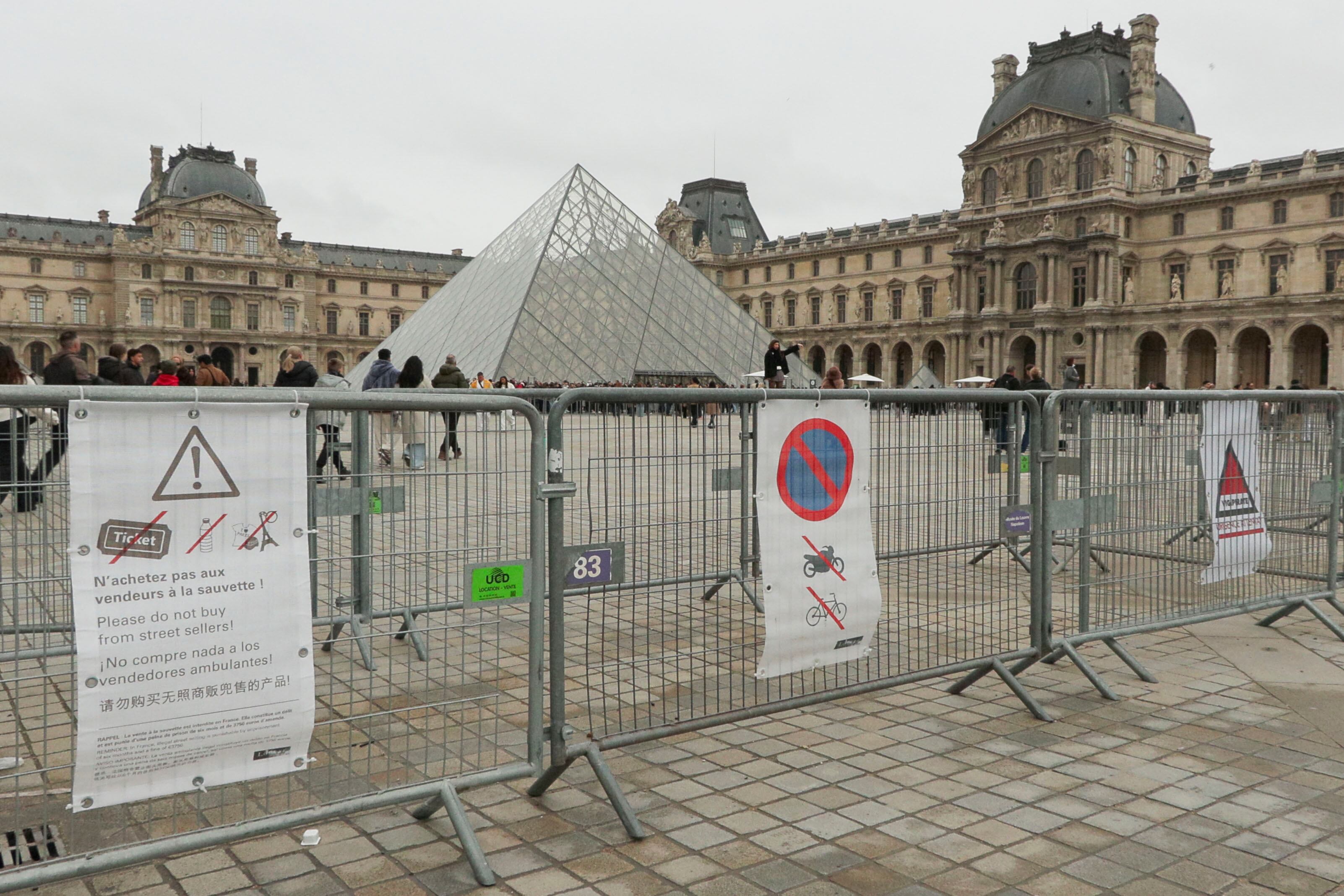Exterior del Museo del Louvre hace unos días