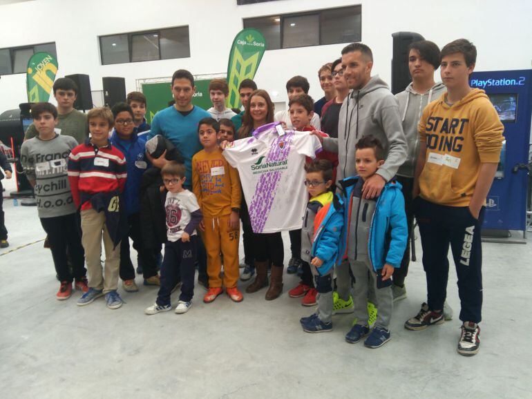 Javier del Pino y Julio Álvarez, con los participantes del torneo de FIFA 2017 en You Win Soria.