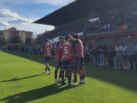 Los jugadores del Real Ávila celebran el gol de Adri Carrión, frente al Langreo
