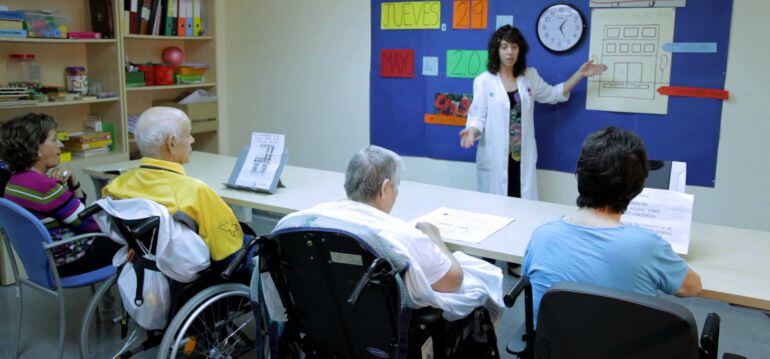 Personas dependientes participan en actividades de mejora de su capacidad cognitiva