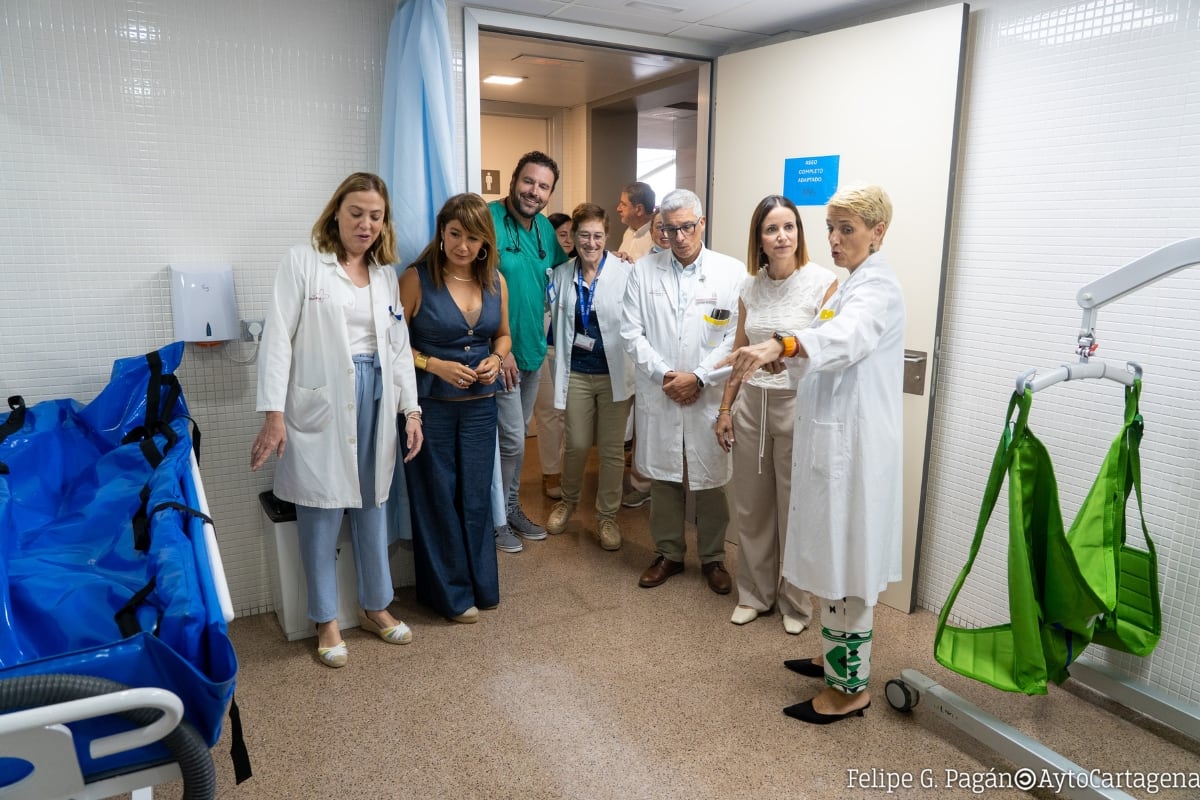El hospital Santa Lucía de Cartagena estrena un cambiador adaptado y pionero en España