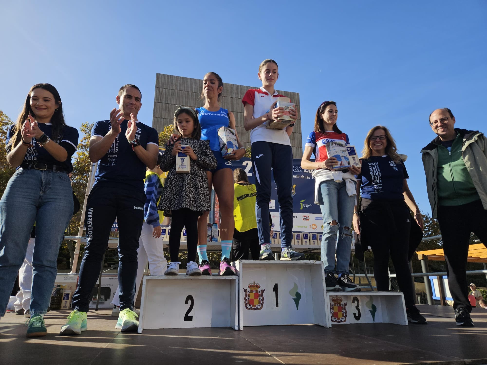 Podio de la prueba femenina de la Carrera y Caminata por la Paz y la Integración que organiza el IES Santa Catalina en Jaén.