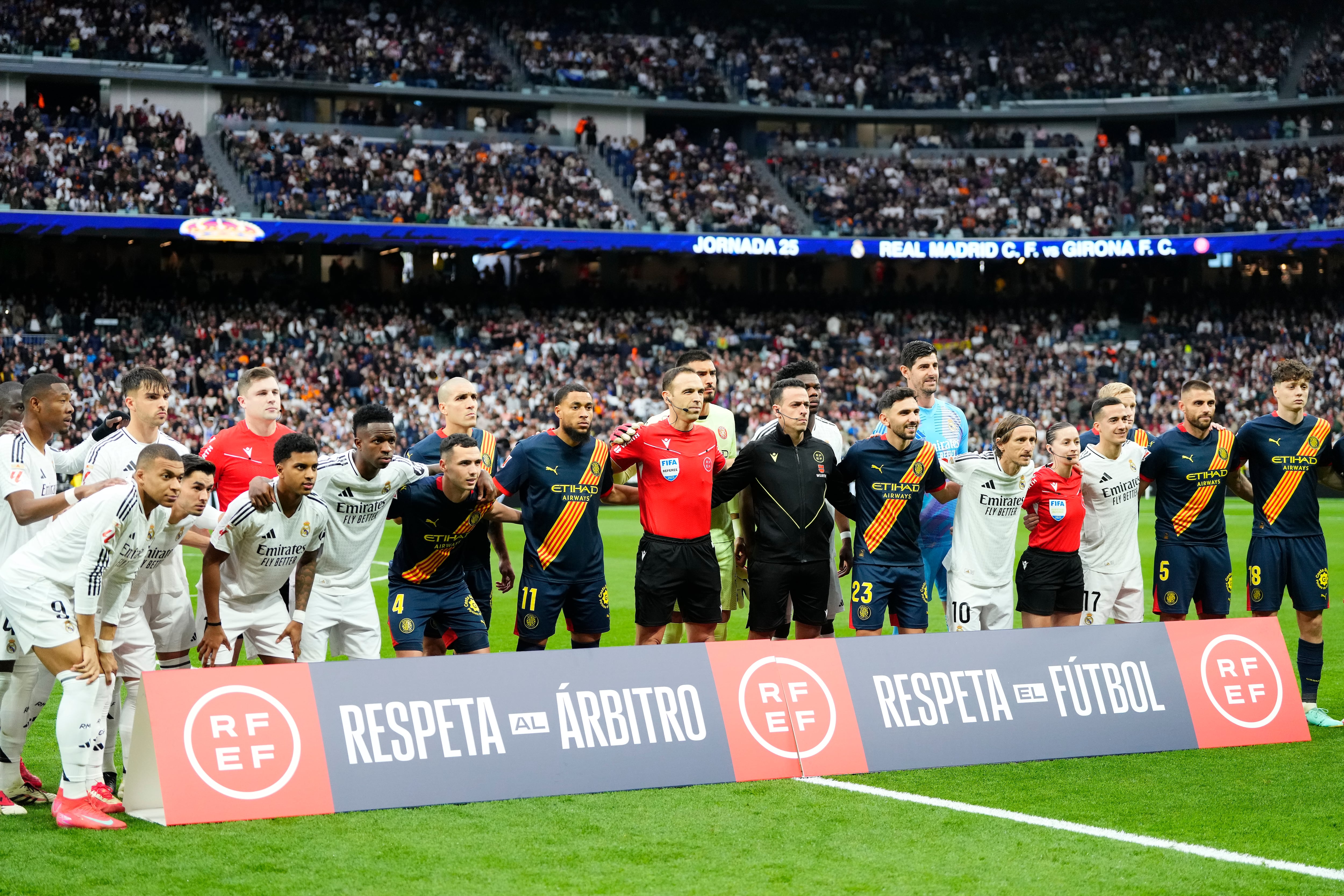 Pitos y cánticos durante el posado del Real Madrid junto a la pancarta 'Respeta al árbitro, respeta al fútbol'