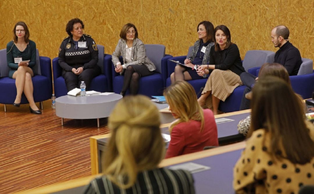 María Martínez, Teresa Puchades, Amparo Ciurana, Elena Tejedor, Hortensia Roig, y el moderadaros Jesús Terrés