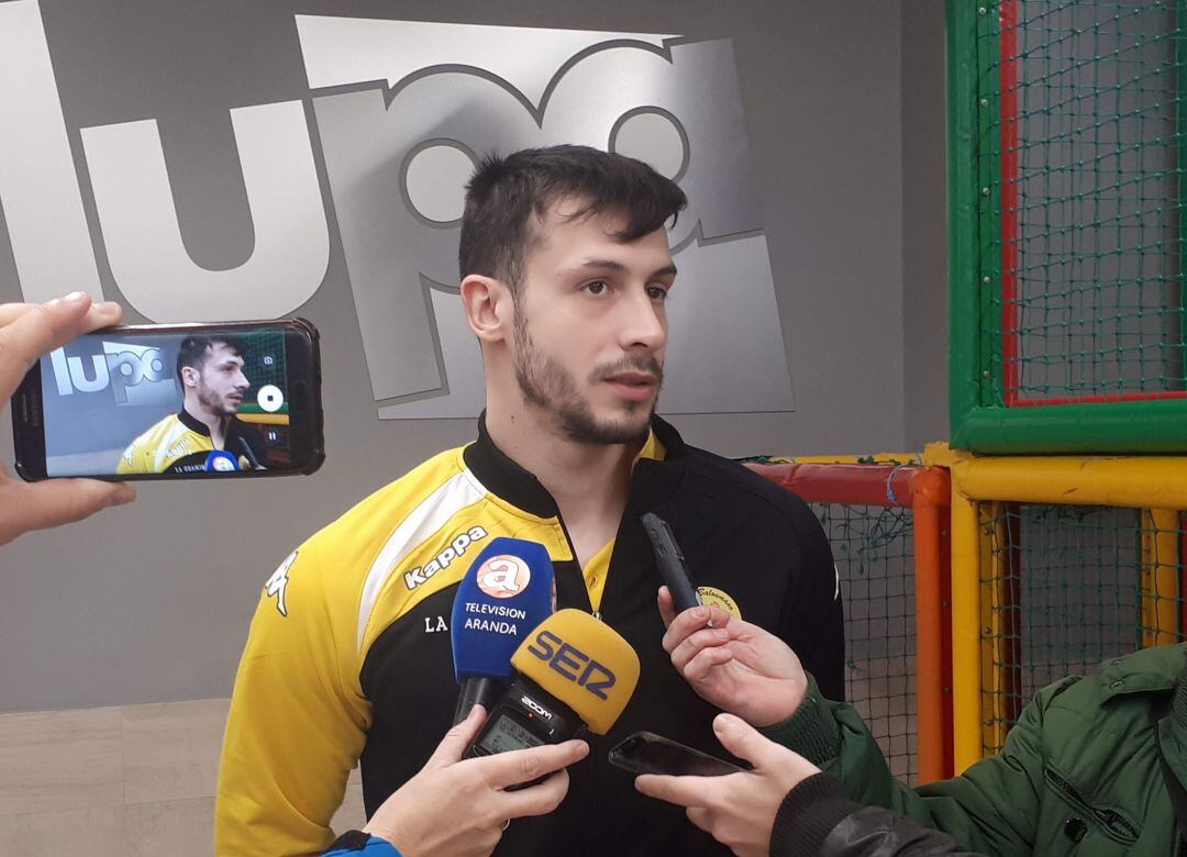 El extremo gallego durante una rueda de prensa del club.