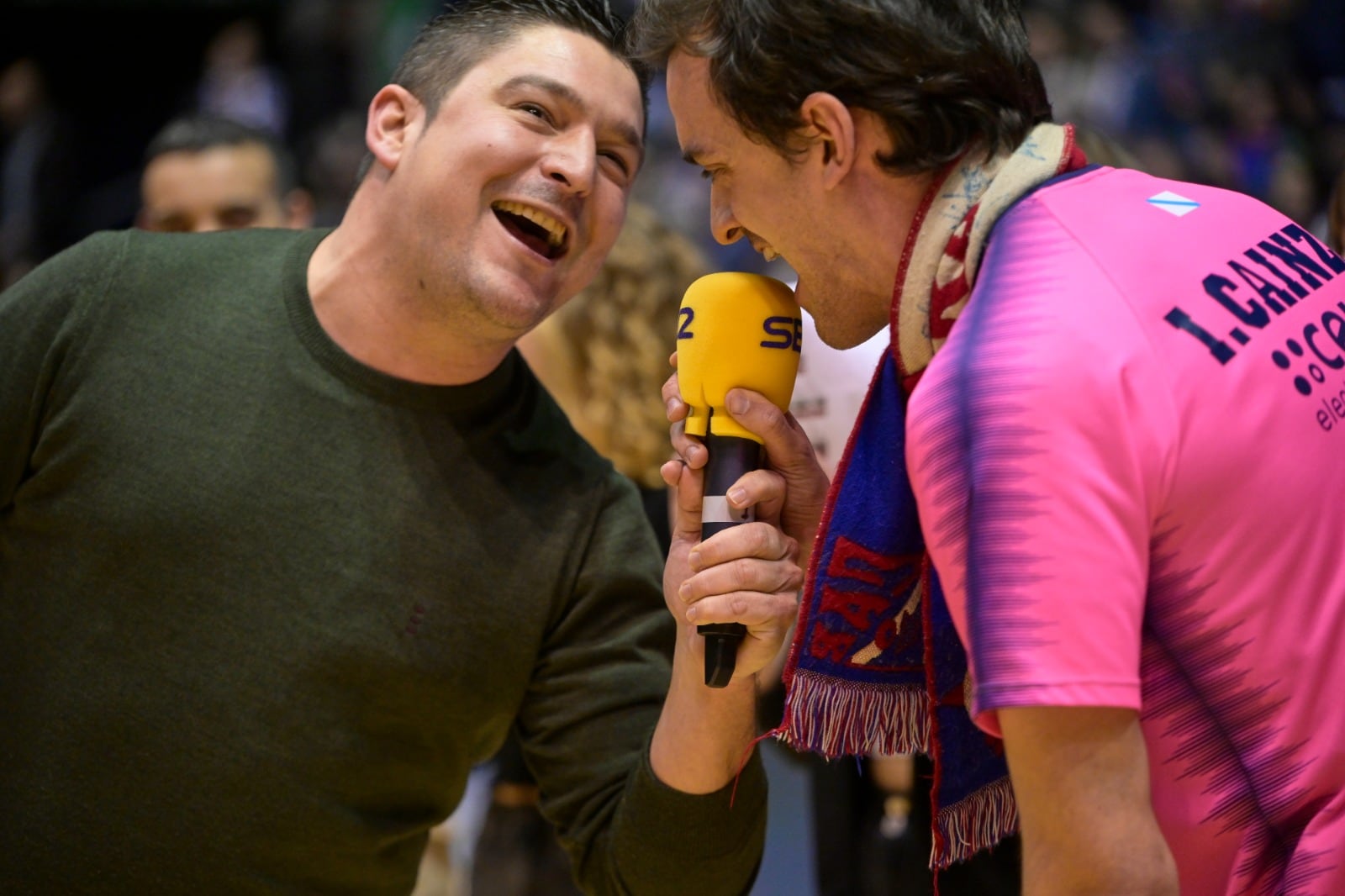 Javier Masaguer speaker Obradoiro e Iñigo Cainzos cerrando la presentación de los equipos