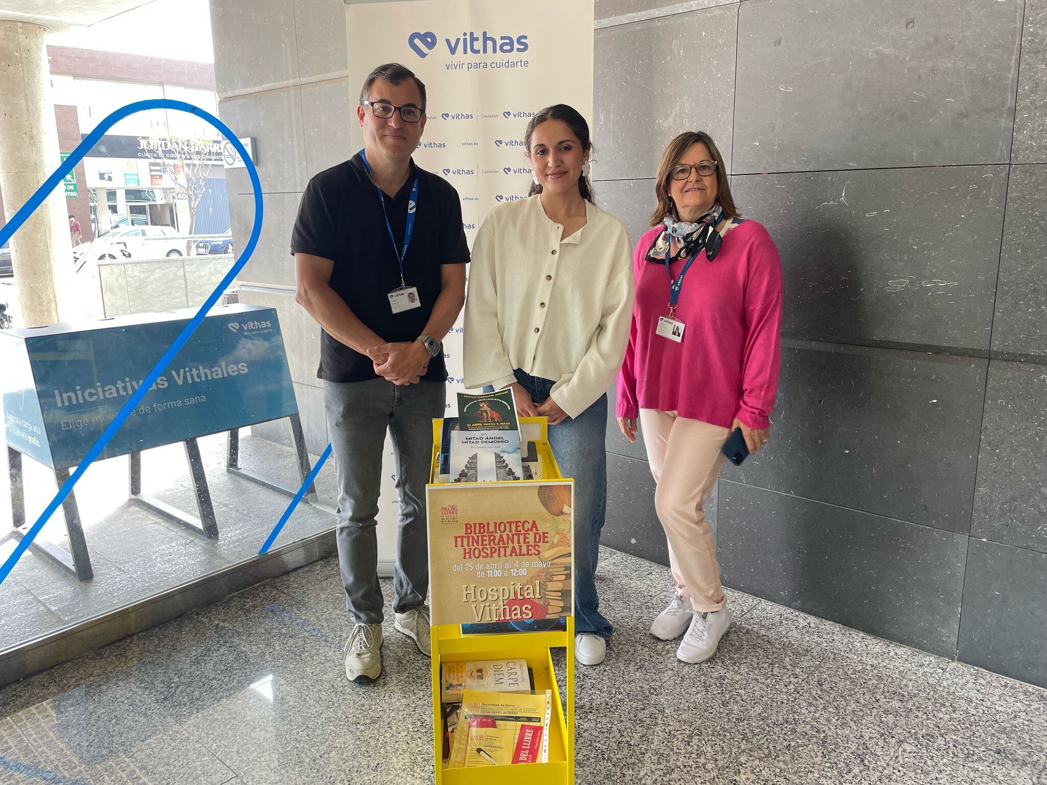 Jesús Merino, director médico, Maya de la Feria del Libro y Amparo Marzal, directora gerente de Vithas Castellón presentando la biblioteca itinerante de hospitales