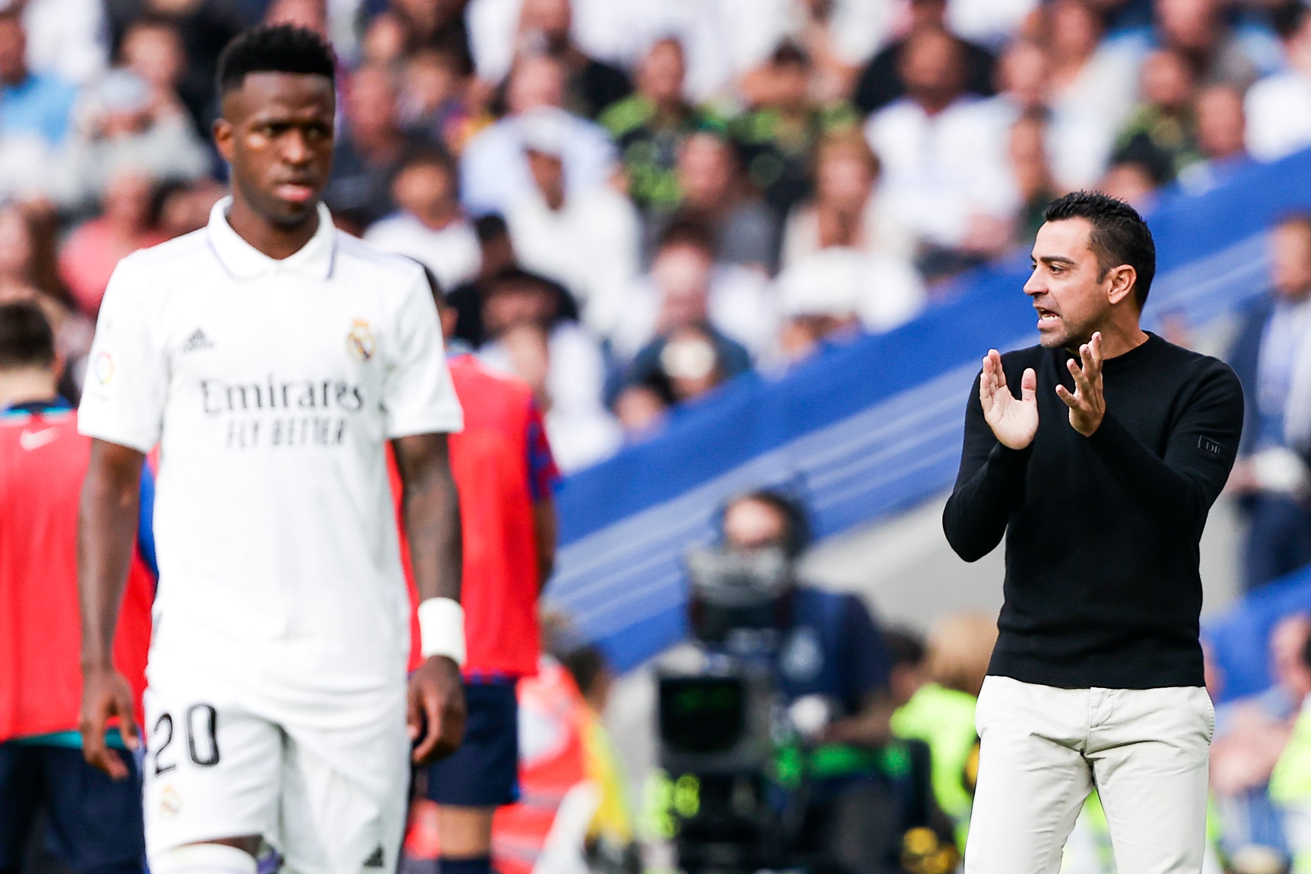 Vinicius y Xavi Hernández, durante un partido entre el Real Madrid y el Barcelona en esta temporada