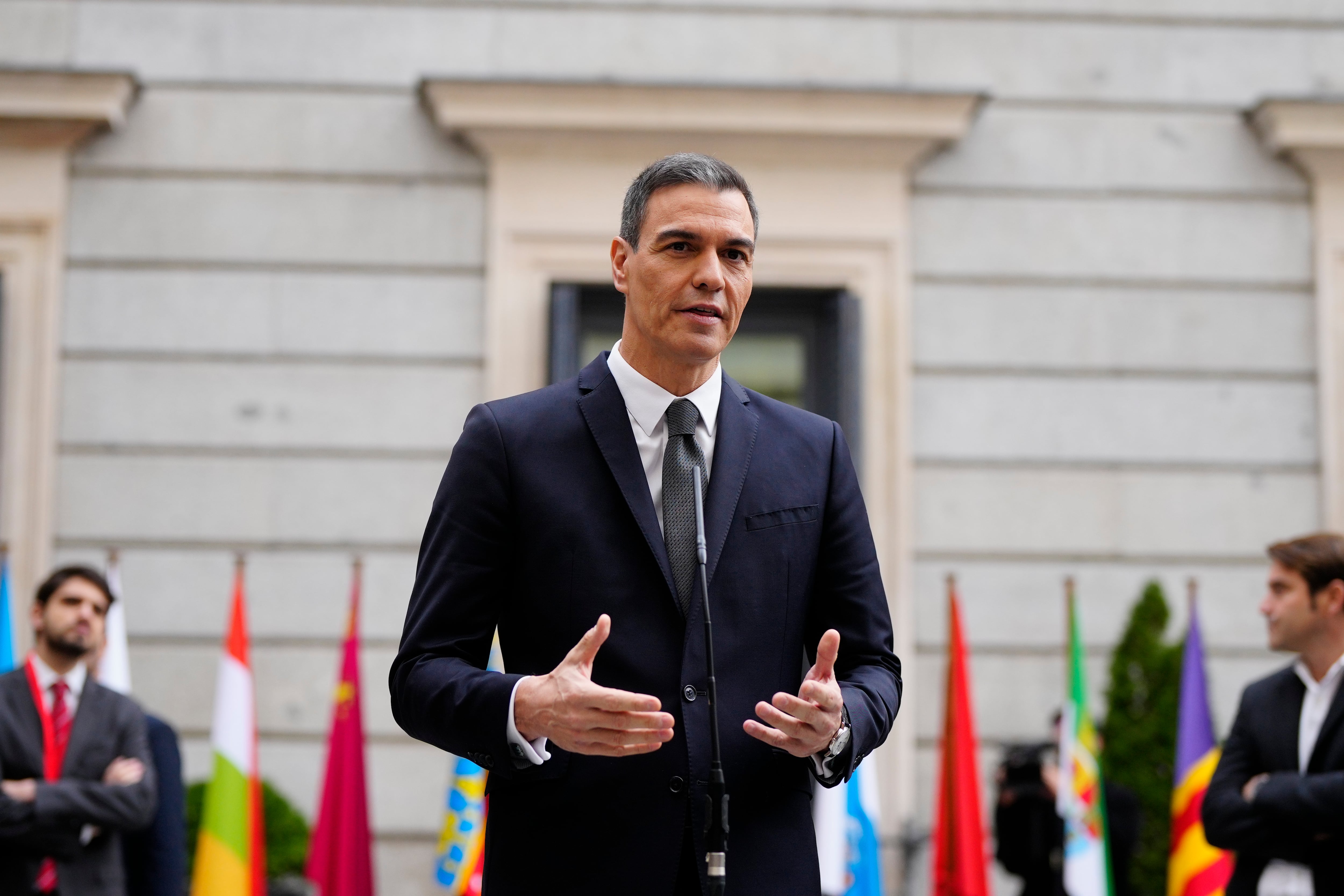 El presidente del Gobierno, Pedro Sánchez, atiende a la prensa a su llegada al Congreso este miércoles, día en el que las Cortes celebran el 45 aniversario de la Constitución