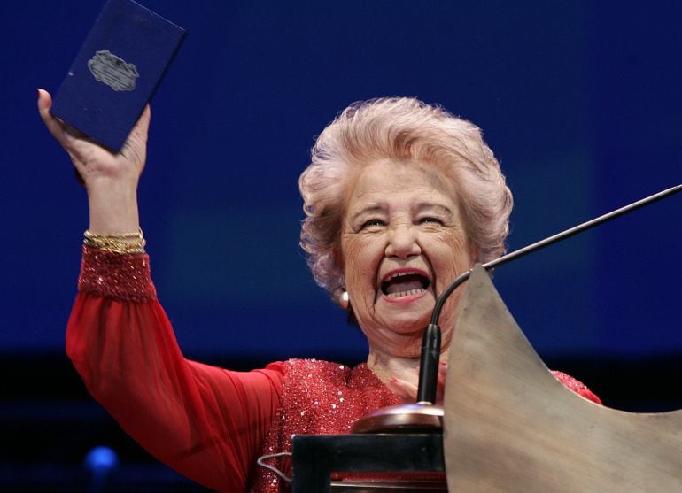 Matilde Conesa, con el Premio Una Vida de Doblaje durante la gala de entrega de los XVI Premios de la Unión de Actores