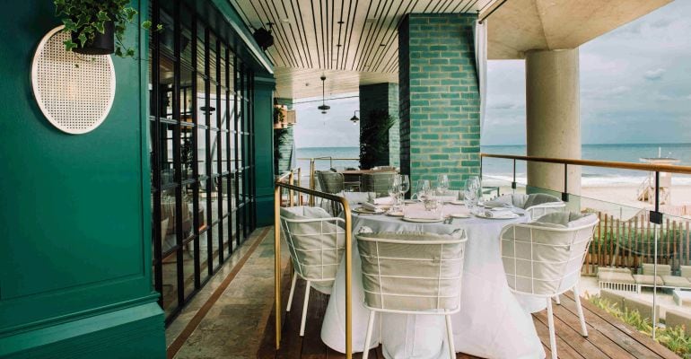 Terraza del restaurante &#039;Tatel&#039; en Ibiza, con vistas a la playa d&#039;en Bossa.