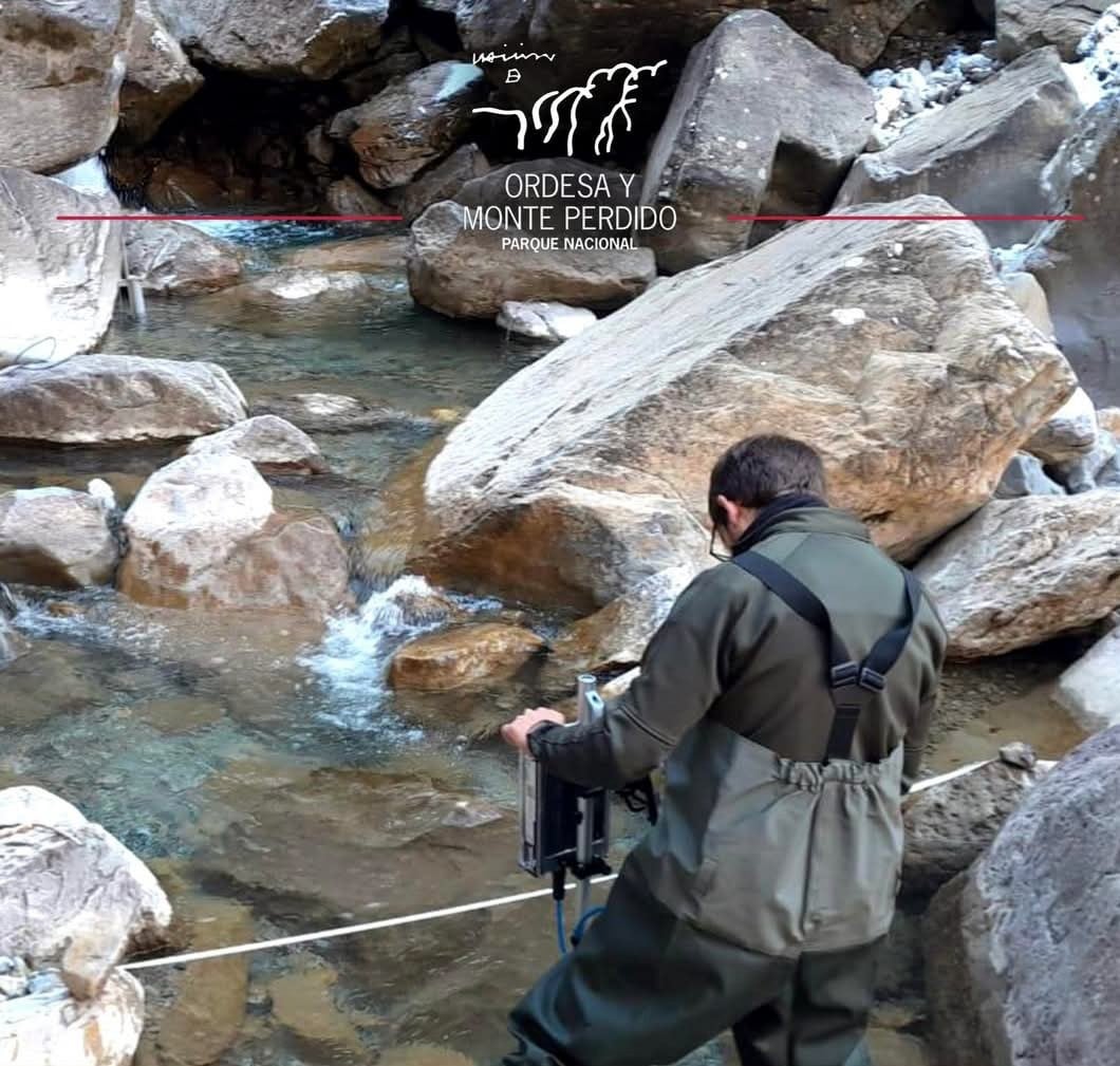 Vigilando la calidad de las aguas de los ríos. Foto: PNOMP