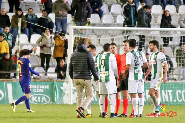 Los jugadores del Córdoba discuten con el colegiado