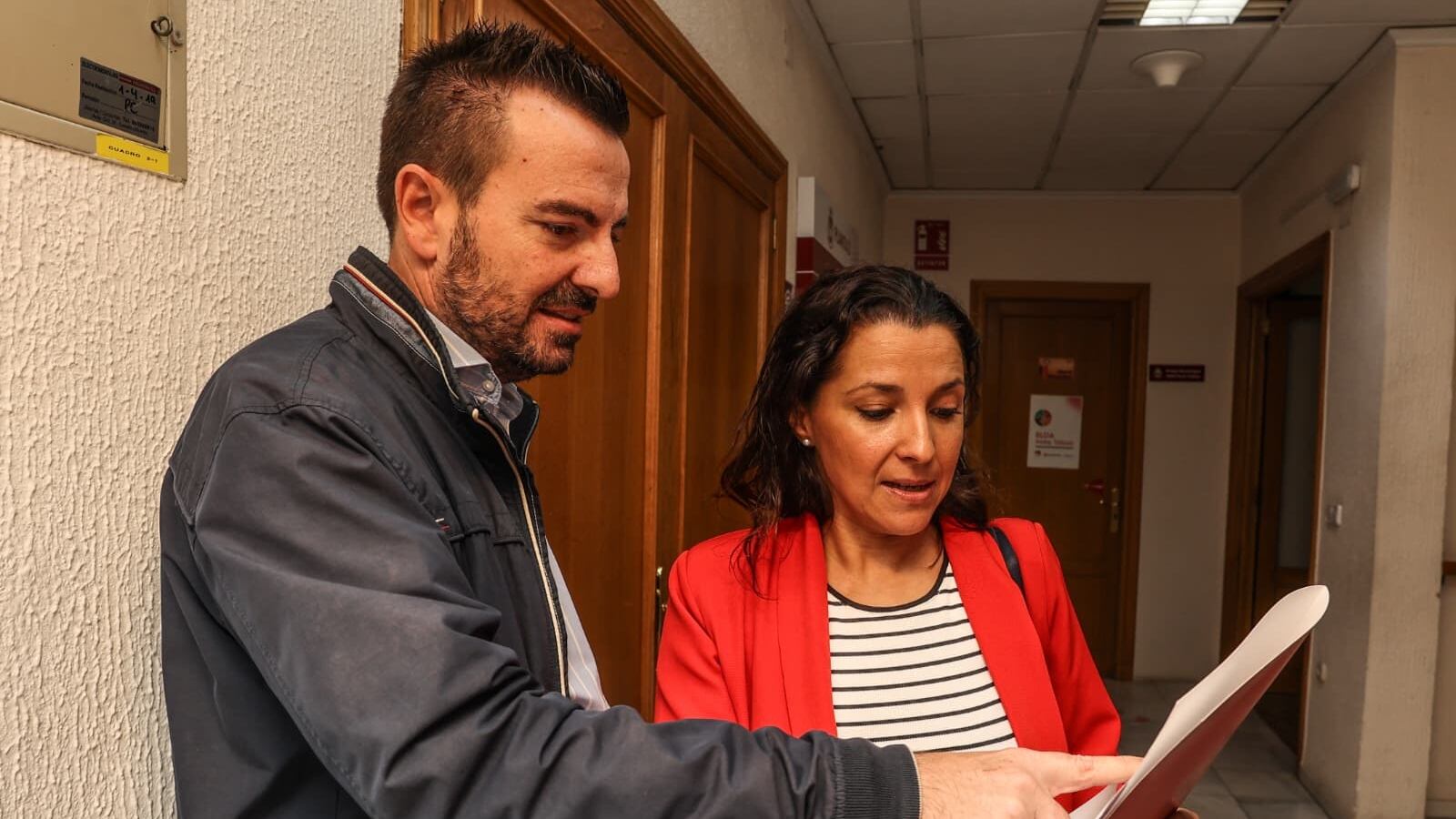 Fernando Gómez, portavoz del PSOE de Elda; junto a Elizabeth Belda, concejala de Salud de Elda