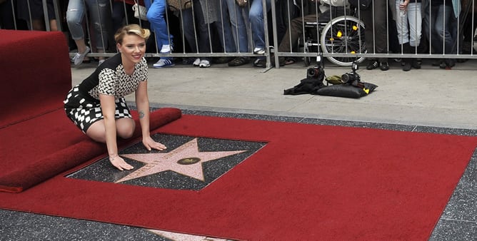 La actriz estadounidense Scarlett Johansson posa junto a su estrella en el Paseo de la Fama de Hollywood, en Los Ángeles, California.