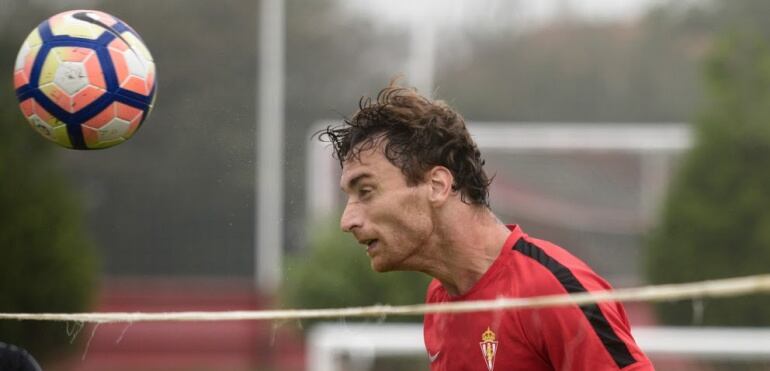 Amorebieta durante el entrenamiento matinal 