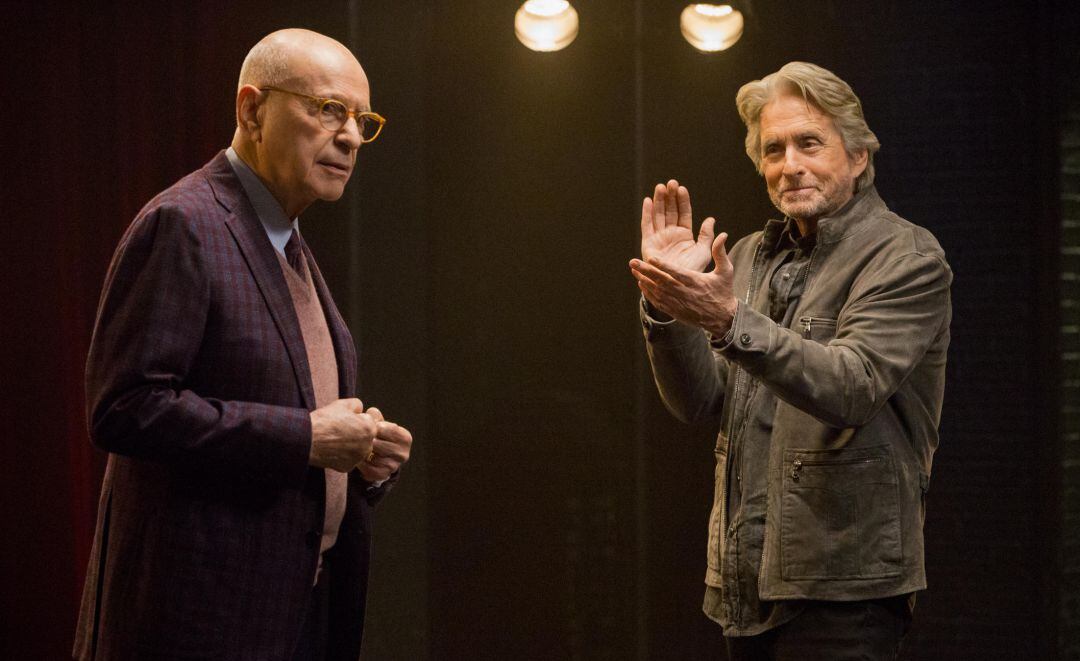 Alan Arkin i Michael Douglas a un fotograma de &quot;El Método Kominsky&quot;