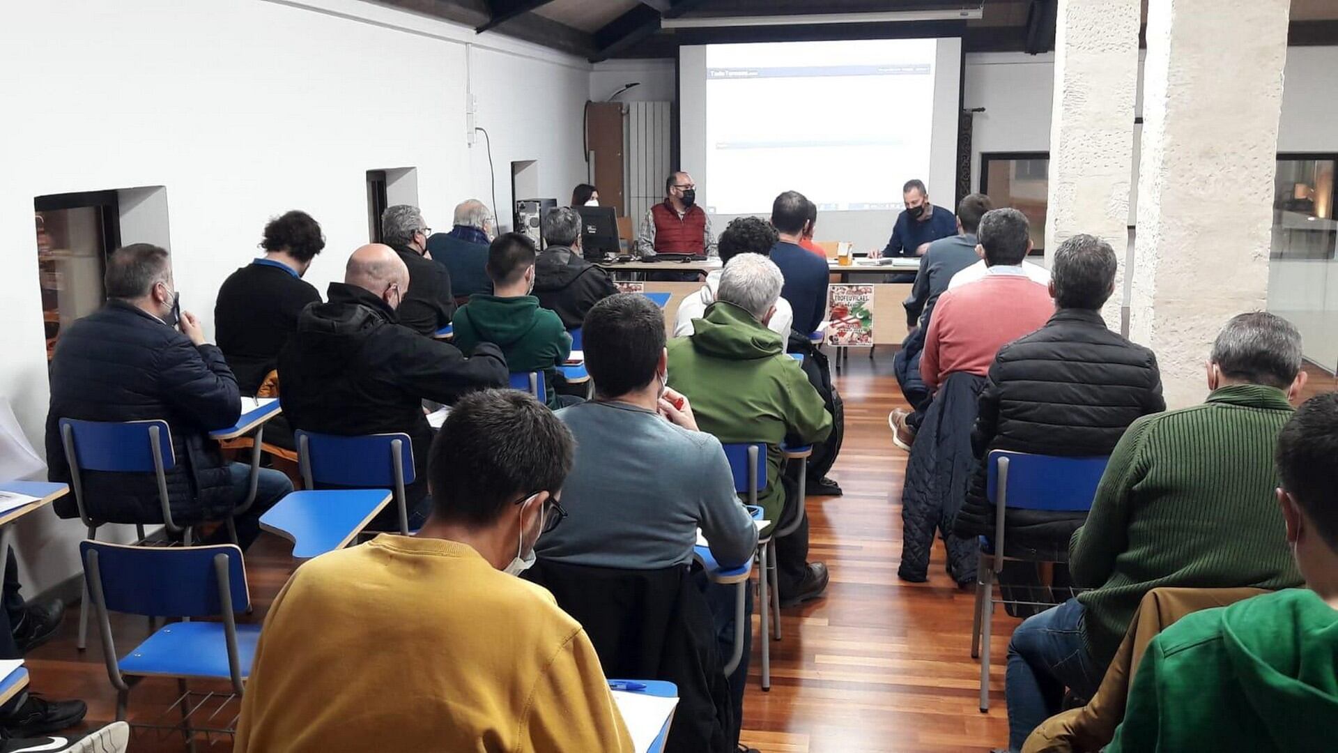 Un momento del sorteo para el Trofeu Filaes celebrado en el Centre d'Esports.