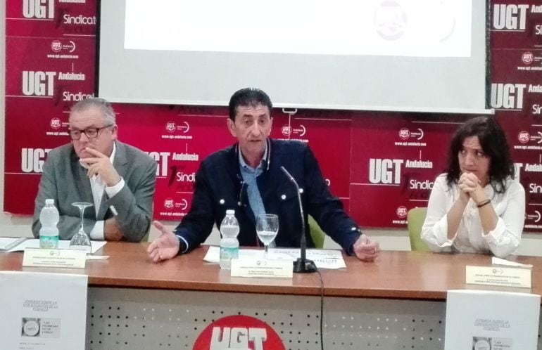 Sebastián Donaire (centro) en la jornadas sobre la pobreza que ha celebrado este 17 de octubre UGT Huelva.