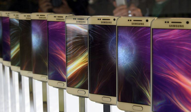 Varios teléfonos Samsung Galaxy S6 en un expositor del Mobile World Congress de Barcelona